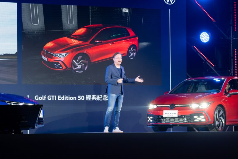 日前 Volkswagen 於品牌嘉年華上邀請全台車主齊聚一堂共同歡慶Golf誕生五十週年，並且推出限量Golf Edition 50 經典紀念款向傳奇致敬，僅十天即熱銷完售，感謝消費者熱烈迴響，台灣福斯汽車感恩追加總數限量 150 台開放預訂中。(圖片提供：VW)